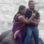 mumbai ki lahro me bah gaya couple 1689494174