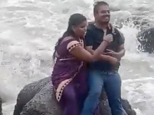 mumbai ki lahro me bah gaya couple 1689494174